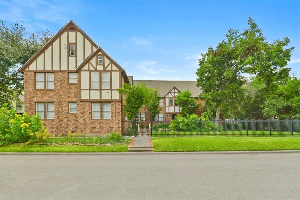 Photo of 436 Westmoreland Street #2, Houston, TX 77006 (MLS # 77136552)