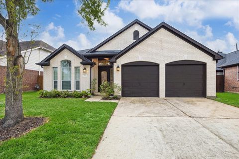 Photo of 416 Twin Timbers Lane, Kemah, TX 77565 (MLS # 10817425)