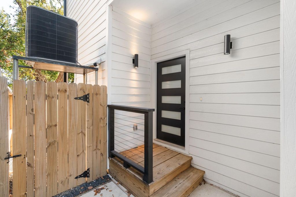 Photo of 872 E 35th Street, Houston, TX 77022 (MLS # 89983770)