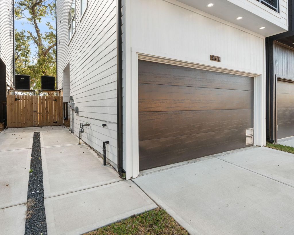 Photo of 872 E 35th Street, Houston, TX 77022 (MLS # 89983770)