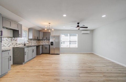 Tiny photo for 401 Trichelle Street, Pasadena, TX 77506 (MLS # 94929142)