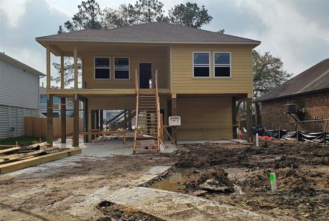 Homes For Sale - 1902 Ashlee Court<br/> Dickinson, TX 77539