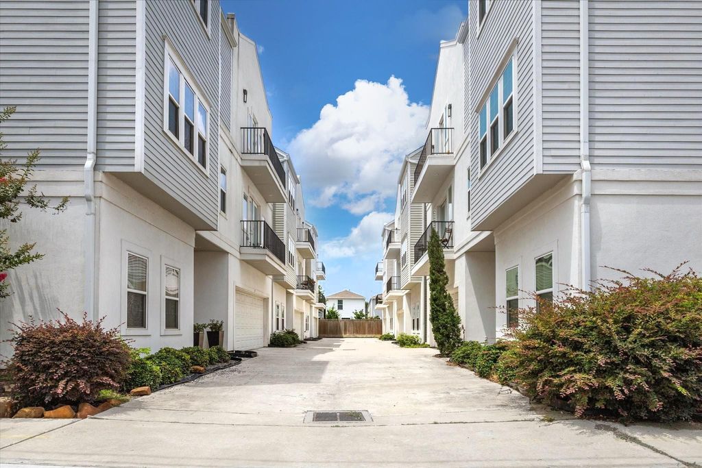 Photo of 955 W 24th Street #D, Houston, TX 77008 (MLS # 38013524)