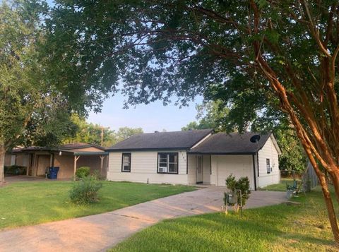 Homes For Sale - 6105 Diamond Court<br/> Texas City, TX 77591