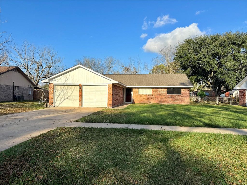 Photo of 1415 Avenue C, Danbury, TX 77534 (MLS # 18957141)