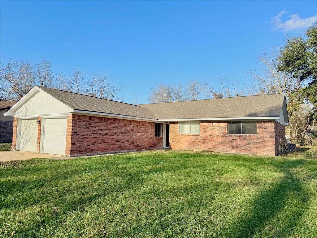 Photo of 1415 Avenue C, Danbury, TX 77534 (MLS # 18957141)