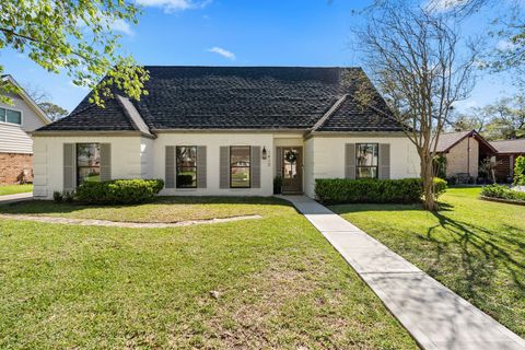 Photo of 1410 Oak Stream Drive, Houston, TX 77043 (MLS # 858430)