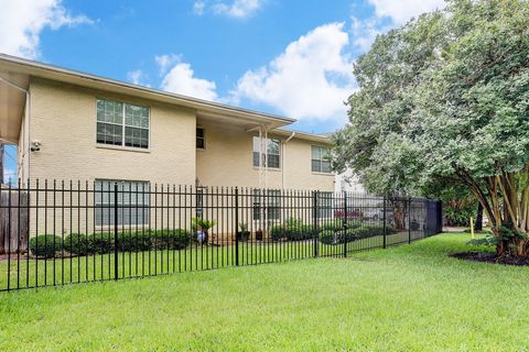 Photo of 6832 Bellgreen #C, Houston, TX 77030 (MLS # 10838945)