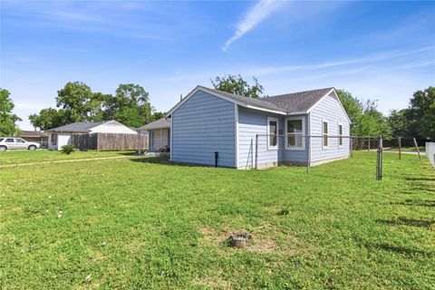 Tiny photo for 6651 Crestmont Street, Houston, TX 77033 (MLS # 93476419)