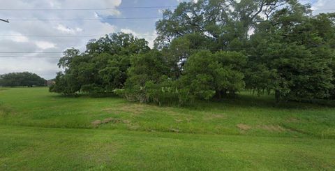 Photo of 920 Mill Road, Angleton, TX 77515 (MLS # 30985414)