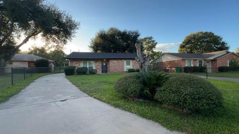 Photo of 1226 Valley Drive, Angleton, TX 77515 (MLS # 98333603)