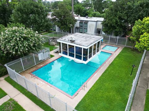 Photo of 10174 Beekman Place Drive, Houston, TX 77043 (MLS # 62801993)