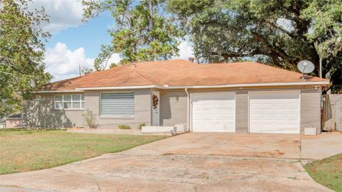 Photo of 203 Moose Jaw Lane, Houston, TX 77336 (MLS # 16470895)