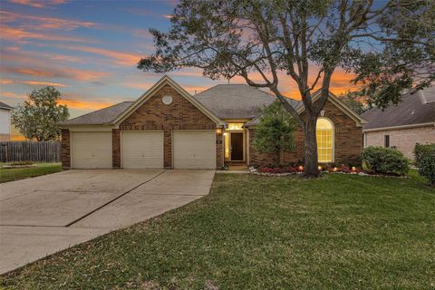 Photo of 11 Crestview Trail, Houston, TX 77082 (MLS # 68868518)