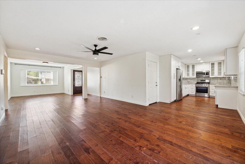 Photo of 5918 Fontenelle Drive, Houston, TX 77035 (MLS # 10352959)