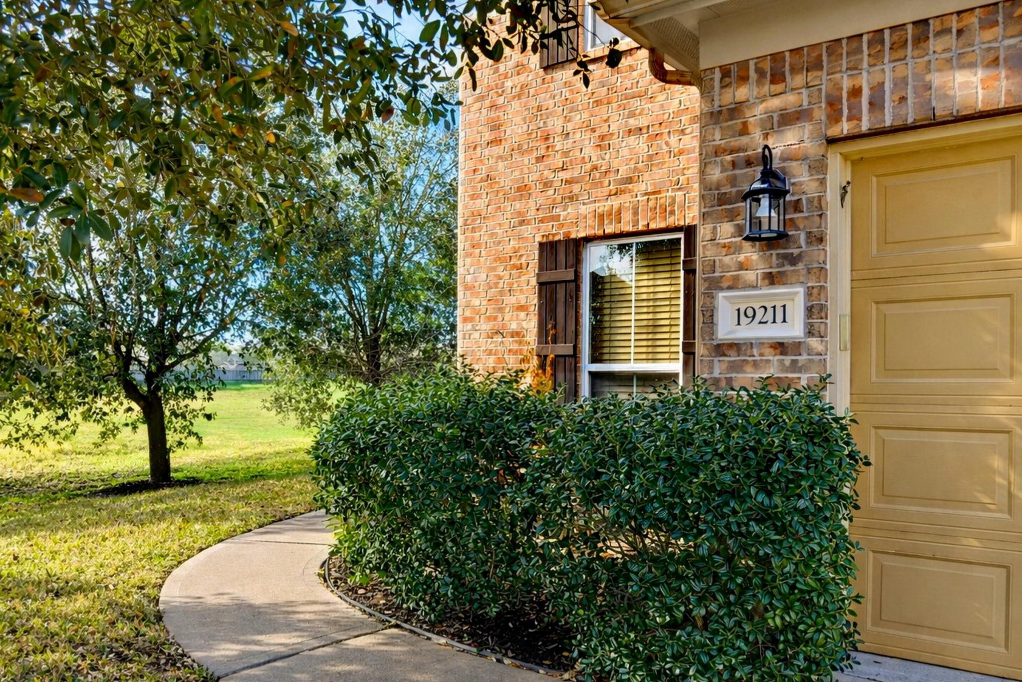 19211 Side Way