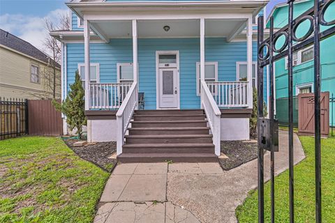 Photo of 2914 Avenue K, Galveston, TX 77550 (MLS # 23967732)