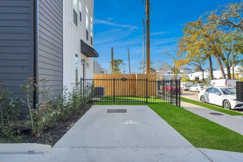 Tiny photo for 927 Fisher Street #A, Houston, TX 77018 (MLS # 71922071)