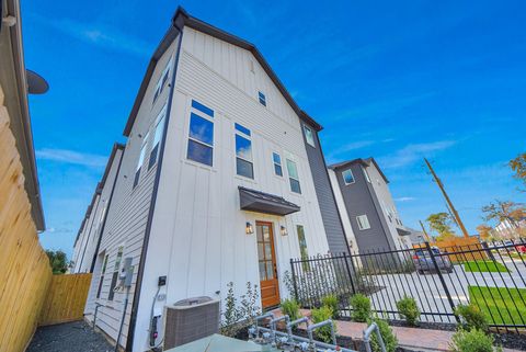 Tiny photo for 927 Fisher Street #A, Houston, TX 77018 (MLS # 71922071)