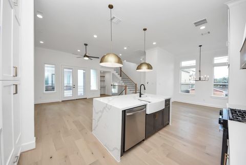 Tiny photo for 927 Fisher Street #A, Houston, TX 77018 (MLS # 71922071)