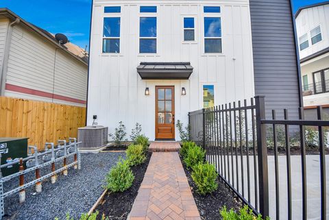 Tiny photo for 927 Fisher Street #A, Houston, TX 77018 (MLS # 71922071)