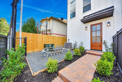 Tiny photo for 927 Fisher Street #A, Houston, TX 77018 (MLS # 71922071)