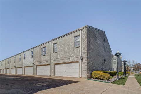 Townhouse For Sale - 3800 Tanglewilde Street #102<br/> Houston, TX 77063