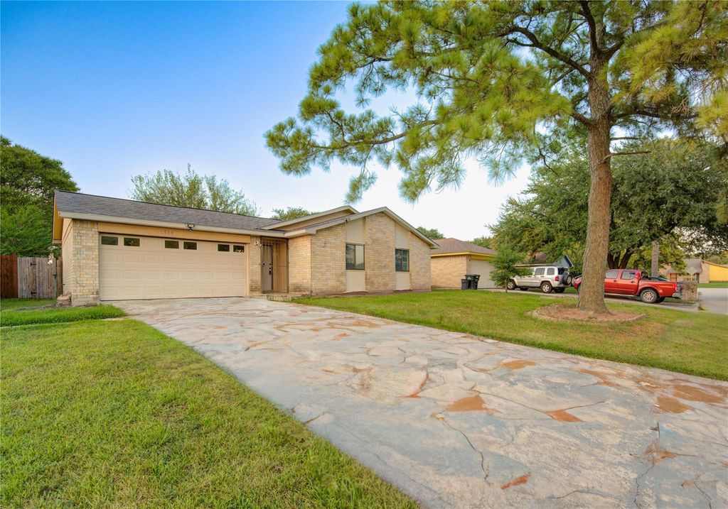 Photo of 1510 Chestnut Tree Lane, Houston, TX 77067 (MLS # 38990394)