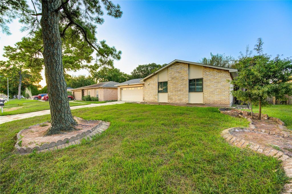Photo of 1510 Chestnut Tree Lane, Houston, TX 77067 (MLS # 38990394)