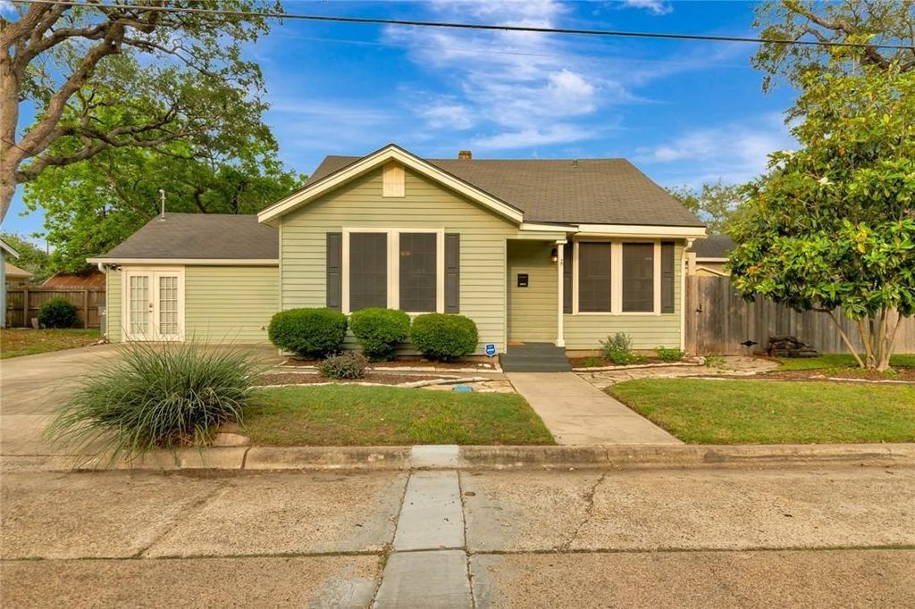 Photo of 1702 N Vine Street, Victoria, TX 77901 (MLS # 44539617)