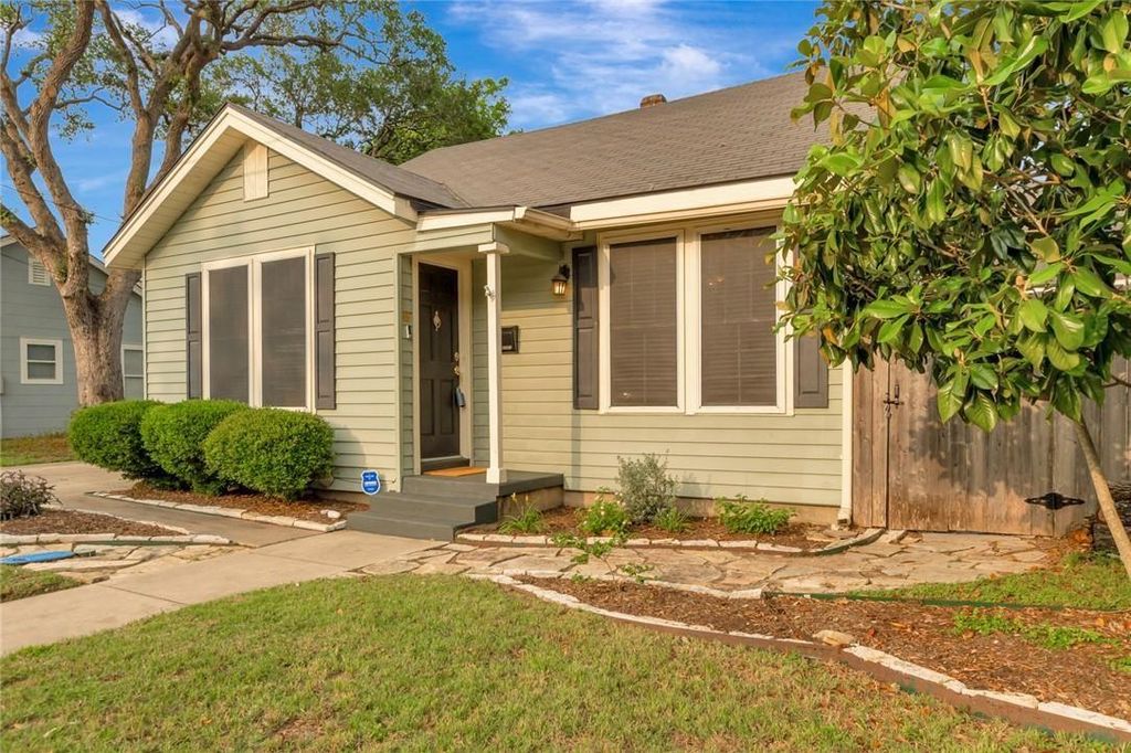 Photo of 1702 N Vine Street, Victoria, TX 77901 (MLS # 44539617)