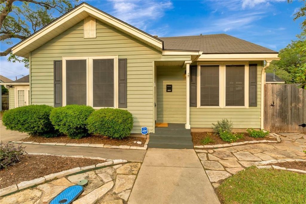 Photo of 1702 N Vine Street, Victoria, TX 77901 (MLS # 44539617)