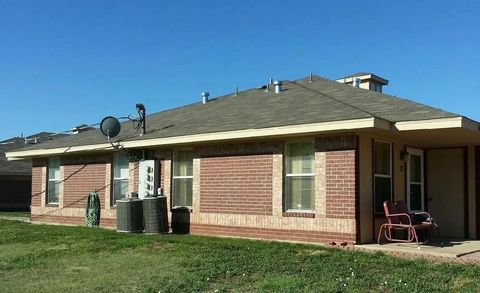 Photo of 1400 W Sommerville St St, Pampa, TX 79065 (MLS # 22630727)