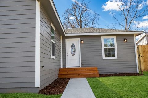 Photo of 1623 W 6th Street, Freeport, TX 77541 (MLS # 84699609)