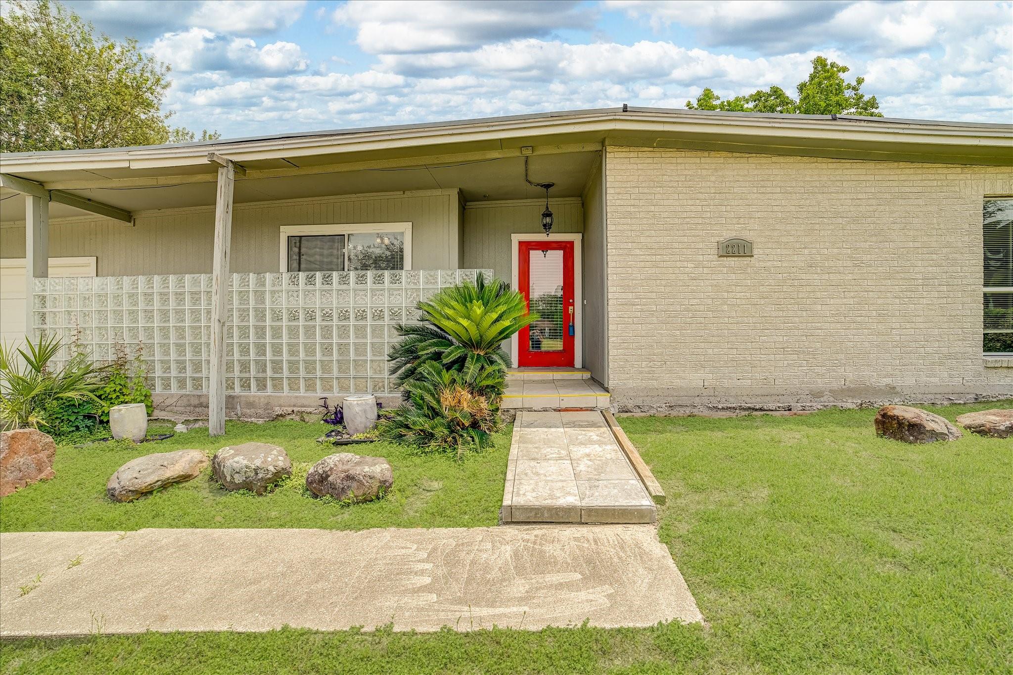 2211 Bonita Way