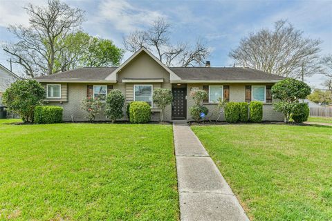 Photo of 10902 Braewick Drive, Houston, TX 77096 (MLS # 459860)