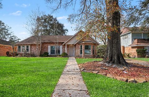 Photo of 2067 SE Shadow Rock Drive, Houston, TX 77339 (MLS # 44698974)