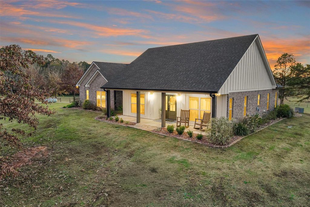 Photo of 2297 Us Highway 84 Highway W, Mount Enterprise, TX 75681 (MLS # 92108759)