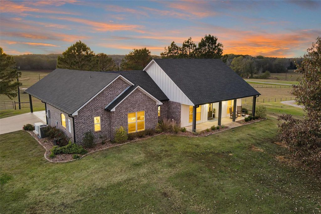 Photo of 2297 Us Highway 84 Highway W, Mount Enterprise, TX 75681 (MLS # 92108759)