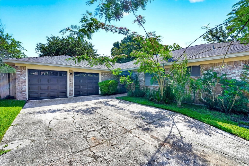 Photo of 15207 Pleasant Valley Road, Houston, TX 77062 (MLS # 43094733)