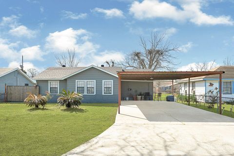 Photo of 13346 Louisville Street, Houston, TX 77015 (MLS # 15107549)