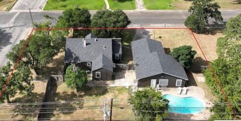 Homes For Sale - 1479 E Hempstead Street<br/> Giddings, TX 78942