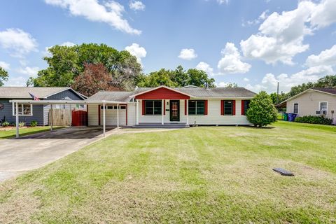 Photo of 305 Yaupon Street, Sweeny, TX 77480 (MLS # 30184487)