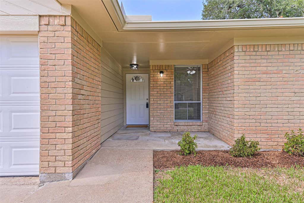 Photo of 117 Dallas Street, Angleton, TX 77515 (MLS # 57179396)
