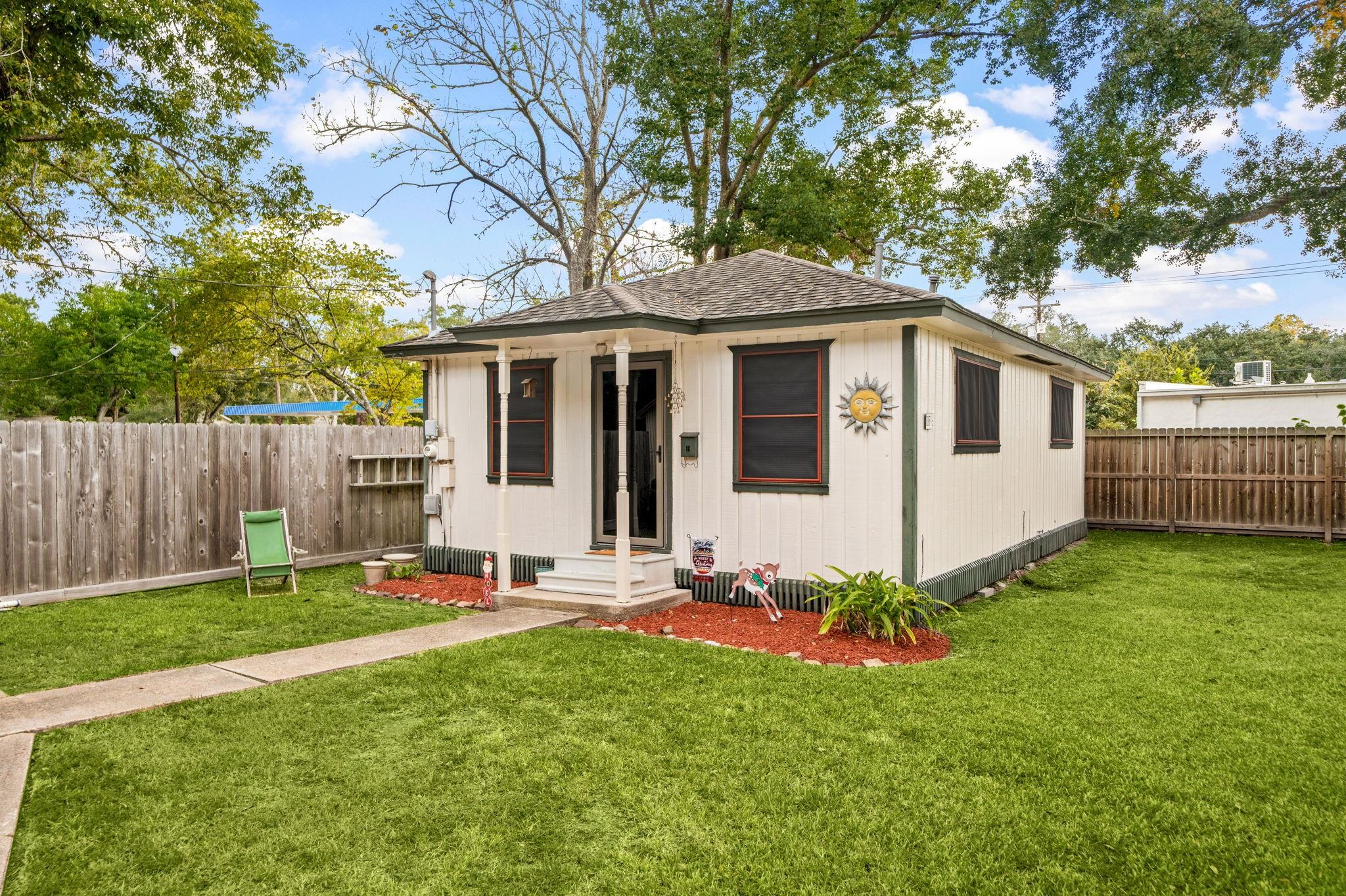 816 W Adoue Street