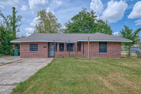 Photo of 5431 Willow Glen Drive, Houston, TX 77033 (MLS # 52926639)