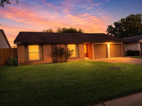 Homes For Sale - 5415 Timpani Drive<br/> Friendswood, TX 77546