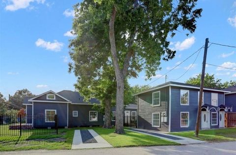 Photo of 808 Oakhurst Street #3, Houston, TX 77023 (MLS # 82429173)