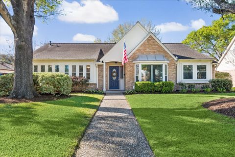 Photo of 930 Ashford Parkway, Houston, TX 77077 (MLS # 98113791)