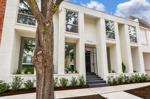 Townhouse For Sale - 7528 Chevy Chase Drive<br/> Houston, TX 77063
